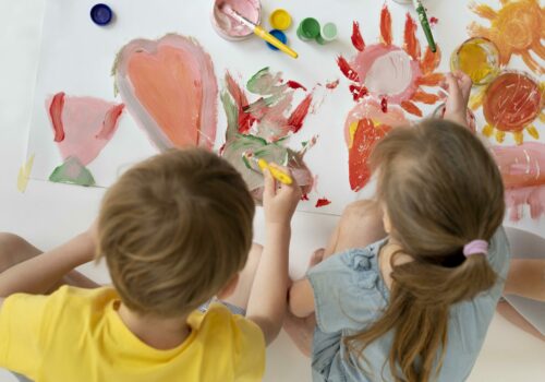 medium-shot-kids-painting-together (1)