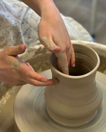 *Matin* - Céramique : Initiation au tour de potier et au modelage - Du 29 juin au 3 juillet - de 10h30 à 12h30 - à partir de 8 ans